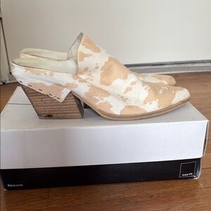 Dolce Vita Women's Tan and Cream Mules